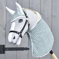 Svetlo siv Hobby Horse konj s črno oglavko nosi komplet Manchester Little Green z belimi satenastimi ušesi in belo obrobo