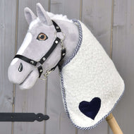 Svetlo siv Hobby Horse konj s črno oglavko, oblečen v pregrinjalo Cube Blue s temno modrim srcem in karirasto obrobo