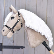 Hobby Horse Blondie s črno oglavko in sklonjeno glavo: bela griva iz preje čez bež vrat in lesena palica