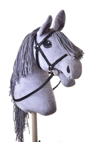Siv plišast Hobby Horse konj z dolgo sivo grivo iz preje nosi črno uzdo iz traku z vajetmi, belo ozadje