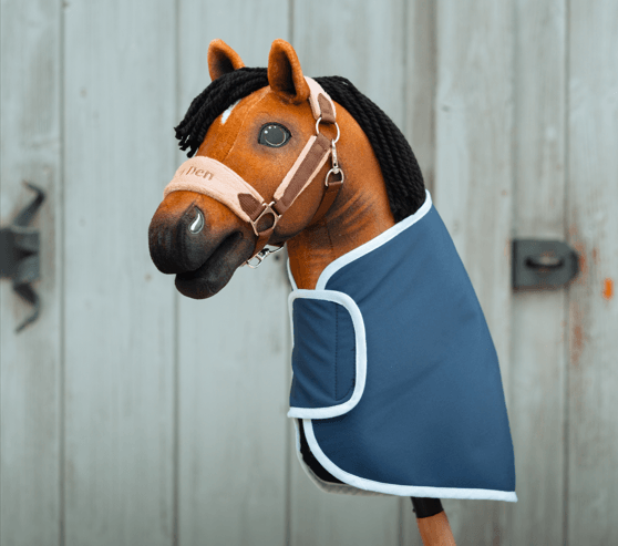 Hobby Horse konj LarDen v modrem pregrinjalu z belo obrobo in z oglavko