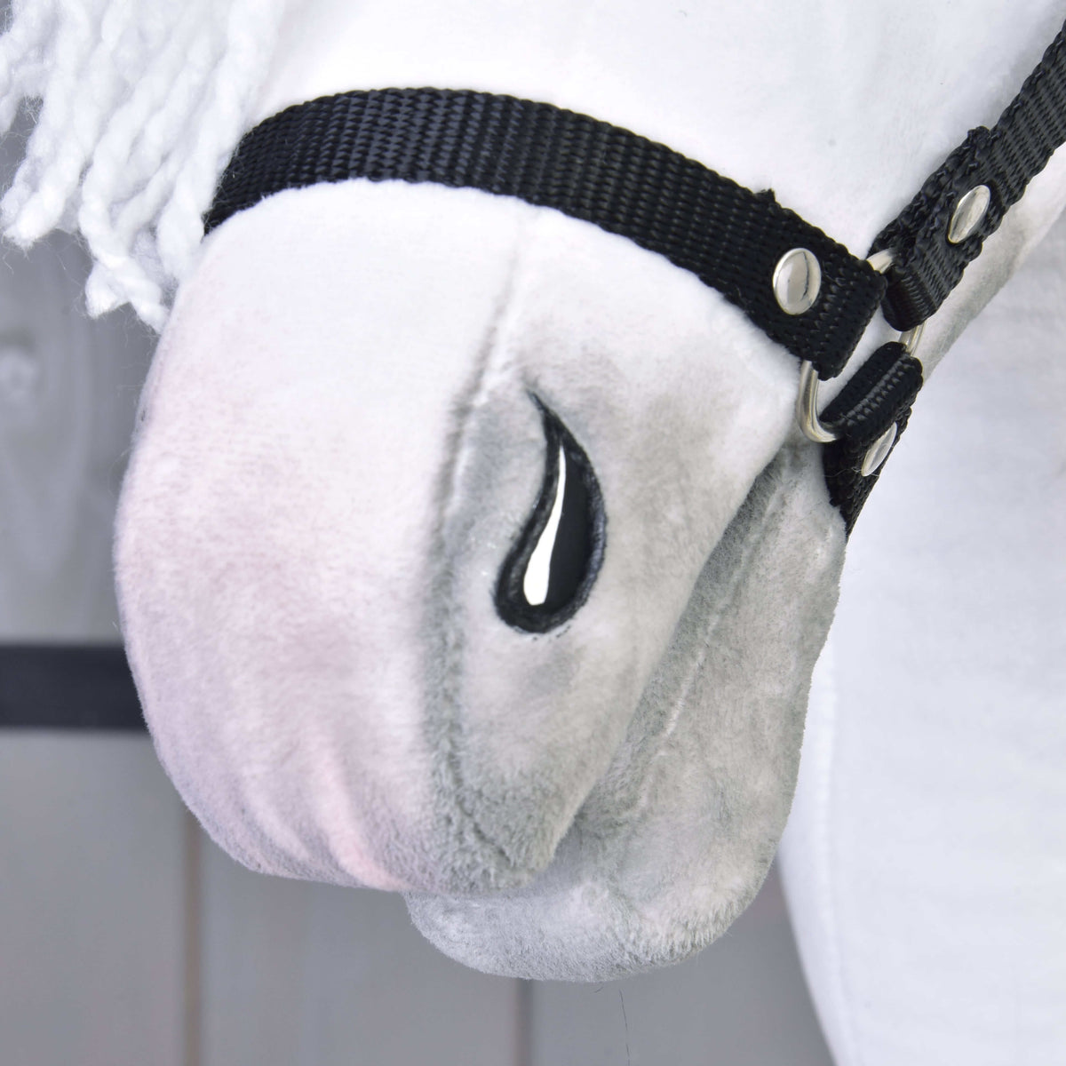 Bližnji posnetek nežno sivo senčenega gobca Hobby Horse konja Elektra, všite črne nosnice in nosnika črne oglavke