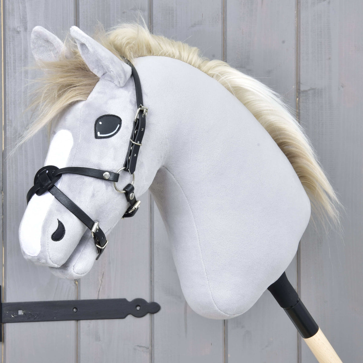 Črn Hobby Horse nosnik Mexico znamke LarDen iz umetnega usnja, prekrižan čez nos sive plišaste glave Hobby Horse konja