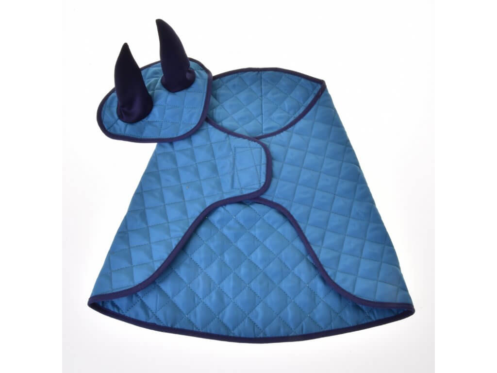Razprostrt komplet Thermo Sky: prešito modro Hobby Horse pregrinjalo in naušniki s temno modrimi ušesnimi deli in temno modro obrobo
