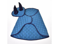 Razprostrt komplet Thermo Sky: prešito modro Hobby Horse pregrinjalo in naušniki s temno modrimi ušesnimi deli in temno modro obrobo
