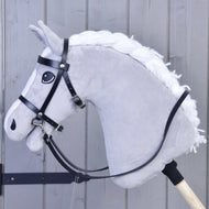 LarDen Hobby Horse kompletna črna uzda iz umetnega usnja z dolgimi vajetmi na sivem plišastem konju s spleteno belo grivo