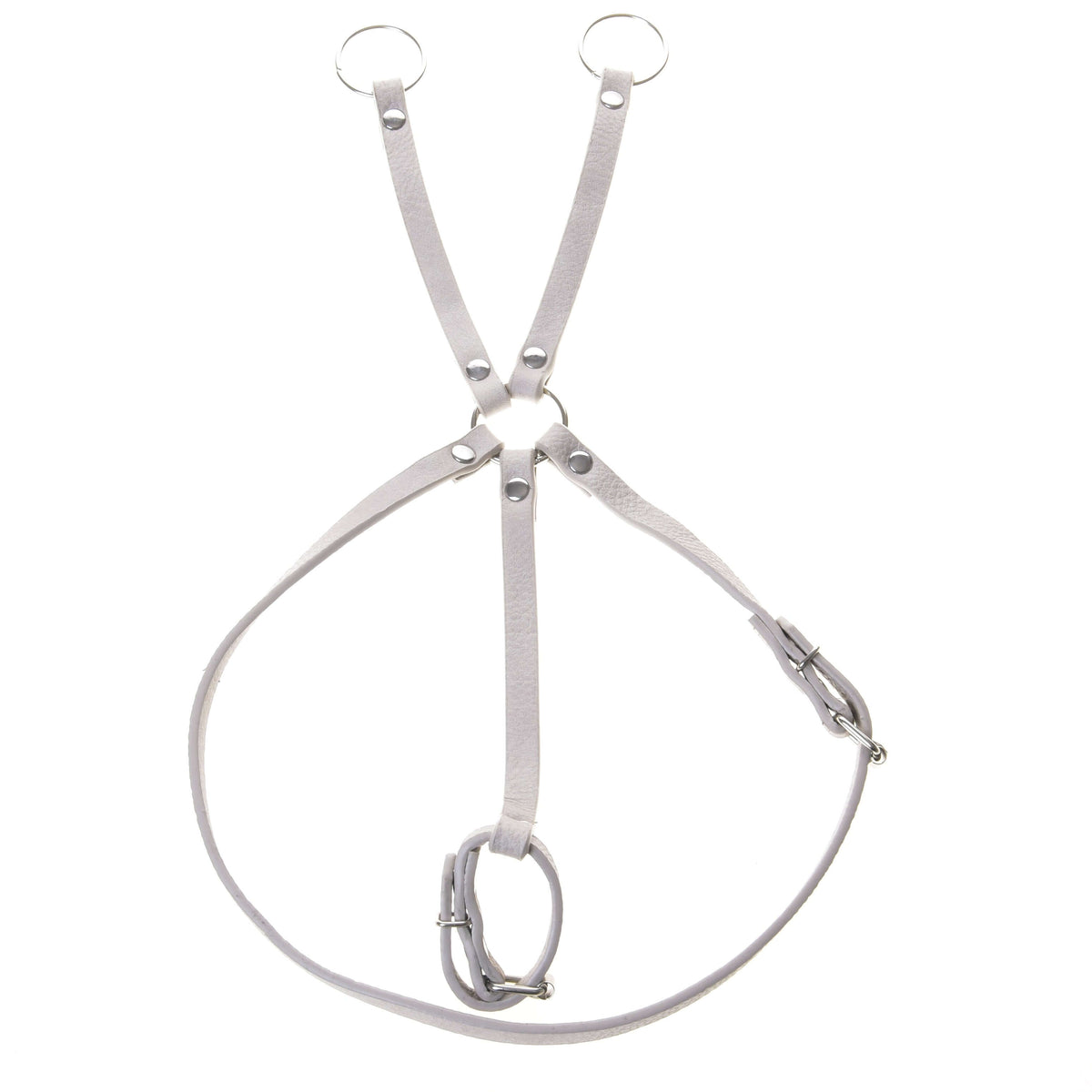 Svetlo siv Hobby Horse martingal iz umetnega usnja z dvema srebrnima obročkoma, vratnim jermenom in zanko, razprostrt na beli podlagi