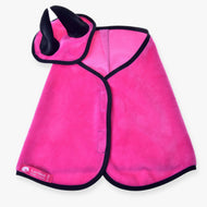 Hobby Horse komplet Hot Pink (naušniki + pregrinjalo) LarDen: mehko žametasto pregrinjalo in naušniki s črnimi ušesnimi deli in obrobo