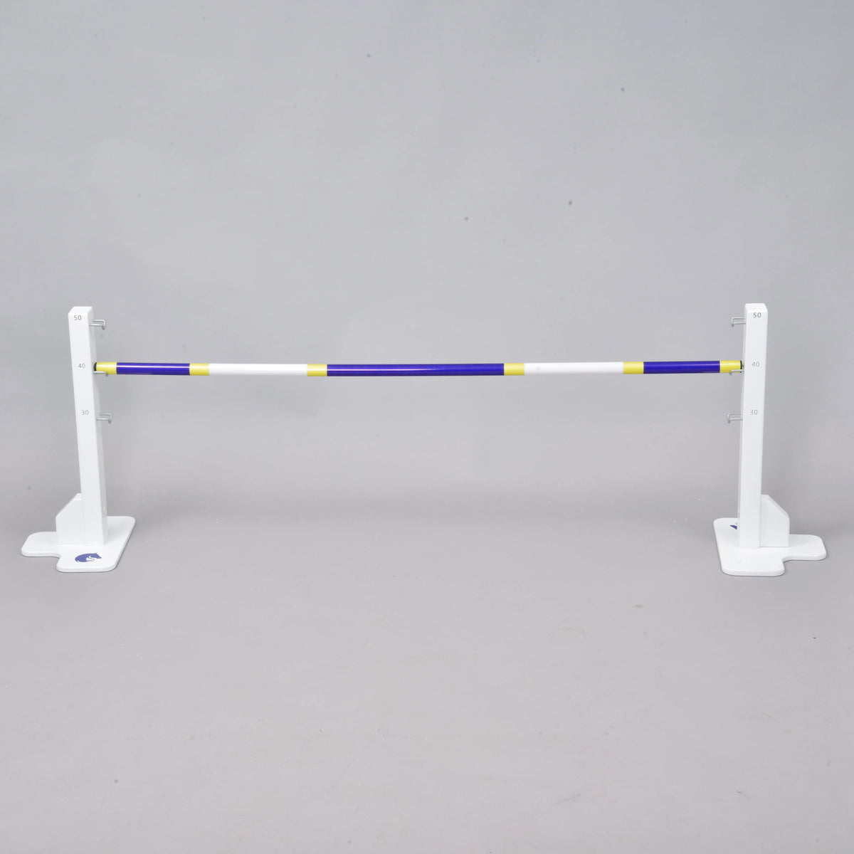LarDen Hobby Horse ovira z modro-belo-rumenim drogom na dveh nizkih belih stojalih z oznakami višine od 30 do 50 cm