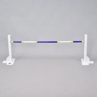 LarDen Hobby Horse ovira z modro-belo-rumenim drogom na dveh nizkih belih stojalih z oznakami višine od 30 do 50 cm