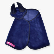 Hobby Horse komplet Dark Blue (naušniki + pregrinjalo) LarDen: mehko žametasto pregrinjalo in naušniki s črnimi ušesnimi deli in obrobo