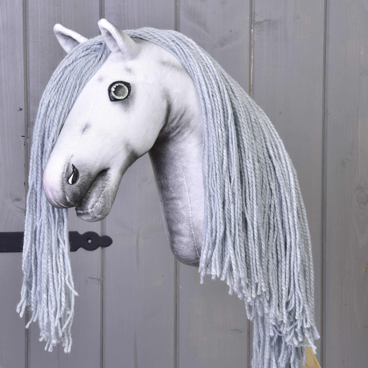 Hobby Horse samorog Silver brez roga in opreme: bela plišasta glava in dolga siva griva iz preje na obeh straneh