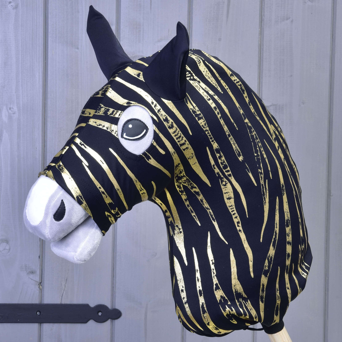 Hobby Horse zaščitna obleka Zebra Gold (Lycra) LarDen: črna s kovinsko zlatimi zebrastimi črtami, pokriva celotno glavo
