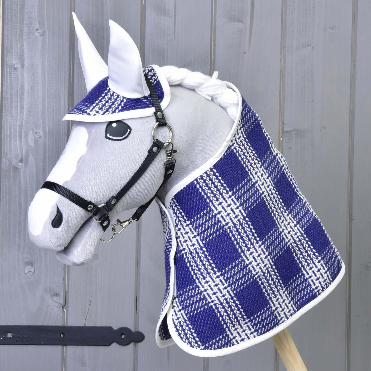 Siv Hobby Horse konj v črni oglavki nosi modro-beli karirasti komplet Blue Cube, tričetrtinski pogled od spredaj