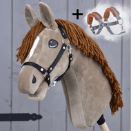 Hobby Horse Oliver s črno oglavko + oglavka s krznom BREZPLAČNO LarDen: svetlo rjav konj z rjavo grivo in siva oglavka s krznom
