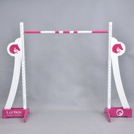 LarDen Hobby Horse ovira Puissance z visokimi ukrivljenimi belimi krili, roza logotipi konjske glave, roza podstavki in roza-belim zgornjim drogom
