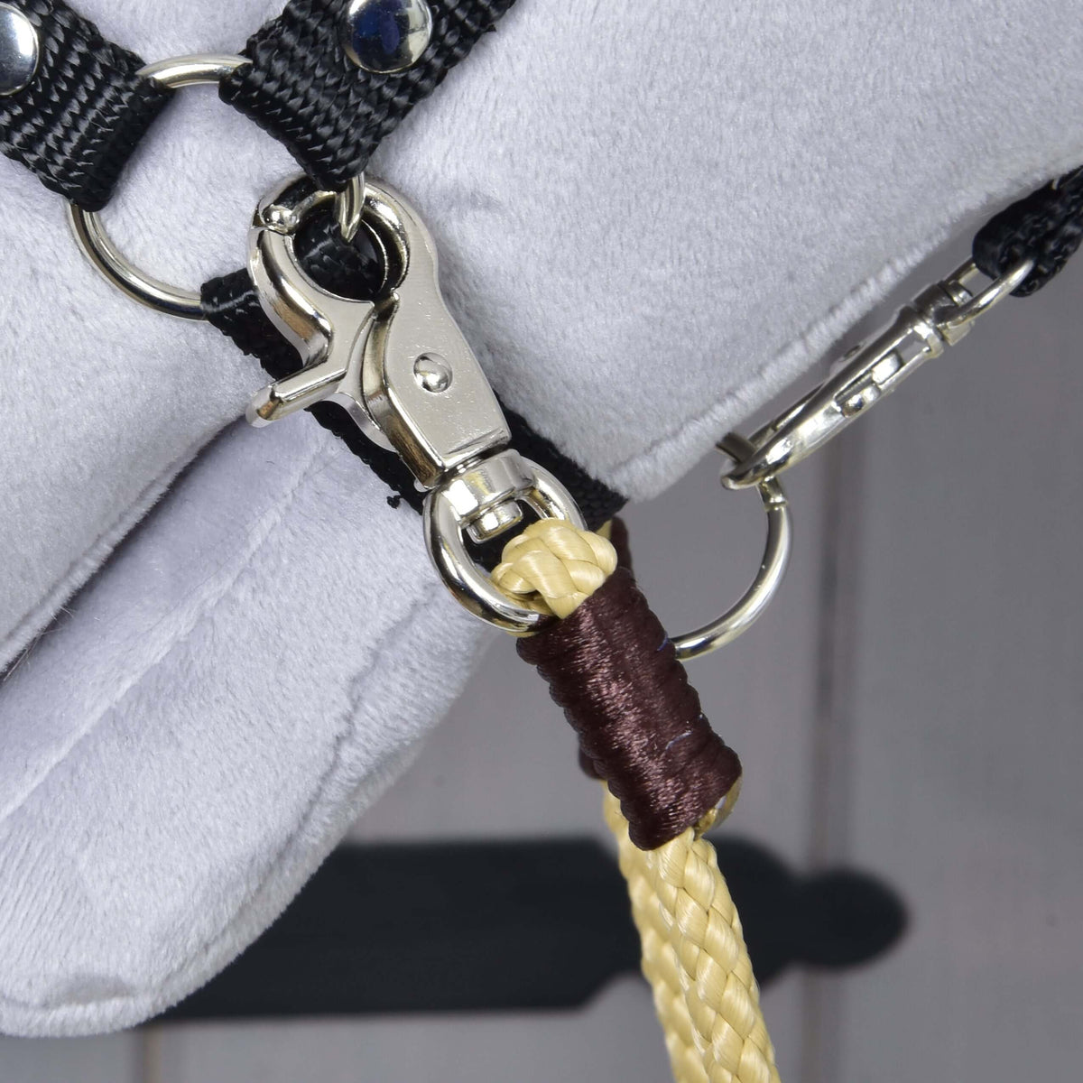 Bližnji posnetek Hobby Horse western vajeti Dakota: srebrn karabin na obročku oglavke in temno rjav ovoj na vrvi peščene barve