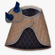 Hobby Horse komplet Almond Star LarDen: bež prešito pregrinjalo in naušniki s temno modrimi ušesnimi deli in modrim paspulom