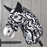 Hobby Horse zaščitna obleka Black & White znamke LarDen s črno-belim vrtinčastim potiskom in črnimi ušesi na sivi plišasti glavi
