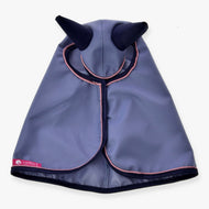 Hobby Horse dežno pregrinjalo Bloom znamke LarDen od zgoraj: pudrasto modro s temno modrimi ušesi in temno modro obrobo z roza paspulom