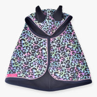 Hobby Horse dežno pregrinjalo Confetti (softshell) znamke LarDen od zgoraj: pastelni mavrični leopardji vzorec s črnimi ušesi in temno modro obrobo