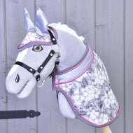 Siv Hobby Horse konj z jantarnimi očmi in črno oglavko nosi komplet Grey Flower: cvetlično pregrinjalo in naušnike z roza obrobo
