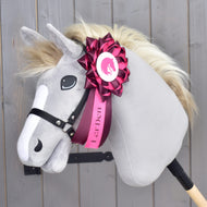 Hobby Horse rozeta Raspberry Rose na črni oglavki sive plišaste glave, na srednjem roza traku je natisnjen napis LarDen