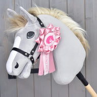 Hobby Horse rozeta LarDen Pink, pripeta na črno oglavko sive plišaste glave z belo liso in blond grivo