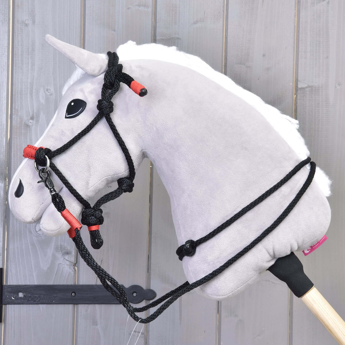 Svetlo siv Hobby Horse konj z vrvičnim kompletom Spark: črna vrvična oglavka z rdeče ovitimi konci in črne vrvične vajeti