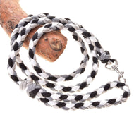 LarDen Hobby Horse pleten povodec črno-bel: povodec iz vrvi paracord s sivimi poudarki in srebrno sponko, obešen čez vejo