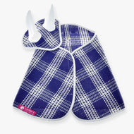 Hobby Horse komplet Blue Cube LarDen: modro-belo karirasto pregrinjalo in naušniki z belimi ušesnimi deli in belo obrobo