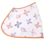 Pogled od strani na razprostrto Hobby Horse pregrinjalo z metulji: bel softshell z oranžnimi in vijoličnimi metulji ter robom barve rje
