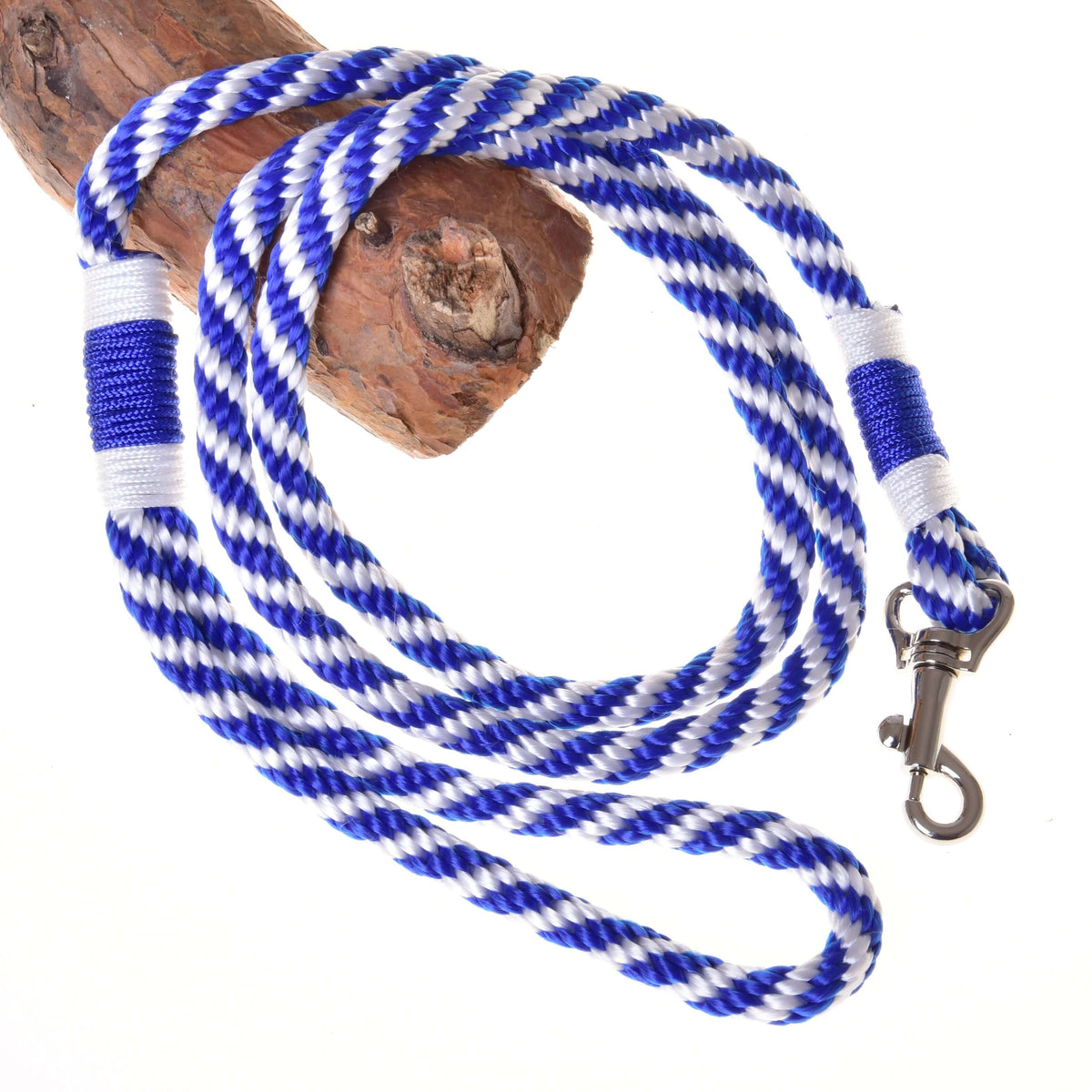 Modro-bel sukan Hobby Horse povodec z zanko za roko in srebrnim karabinom, obešen čez vejo