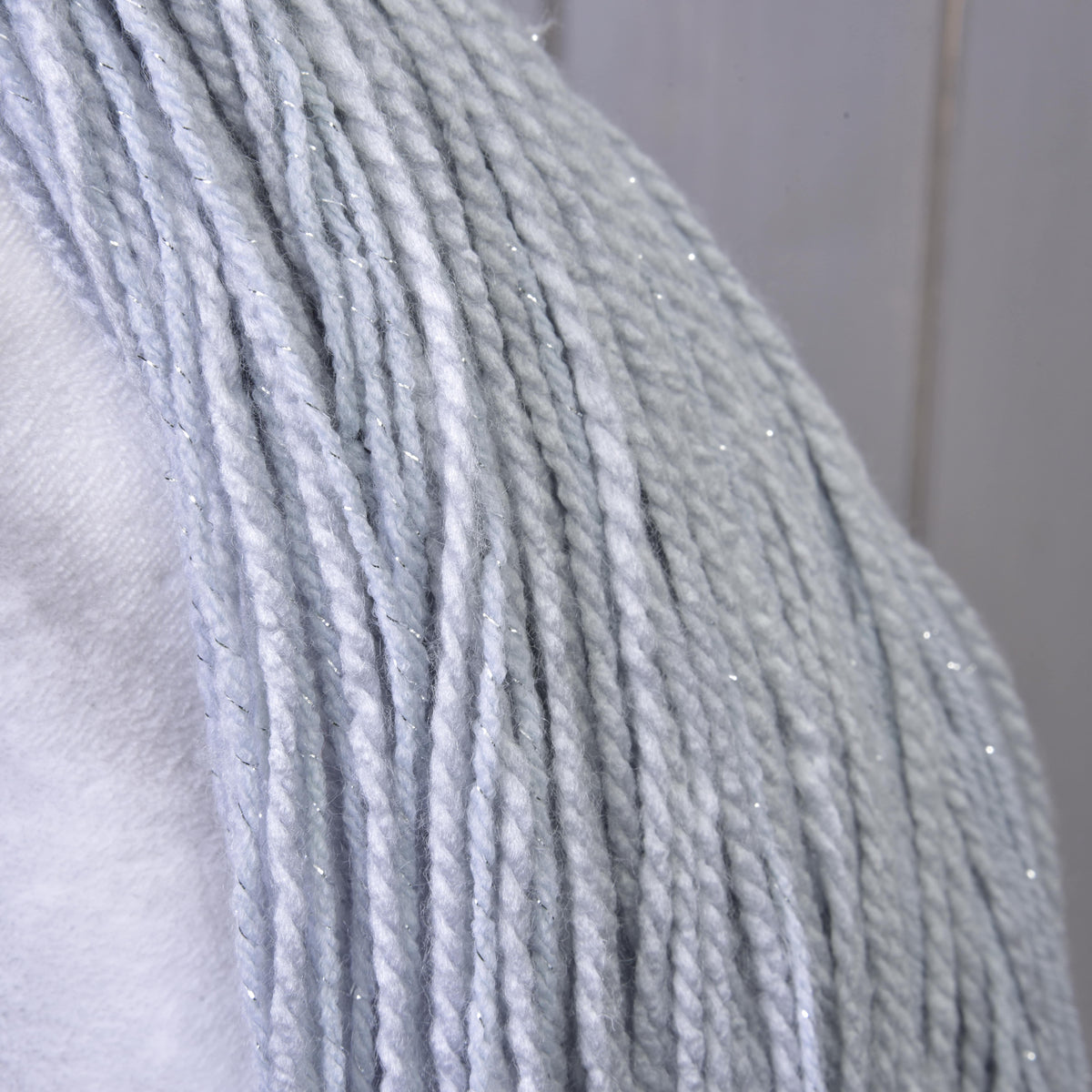 Detajl svetlo sive grive iz preje Hobby Horse samoroga Silver: zviti prameni s fino srebrno bleščečo nitjo