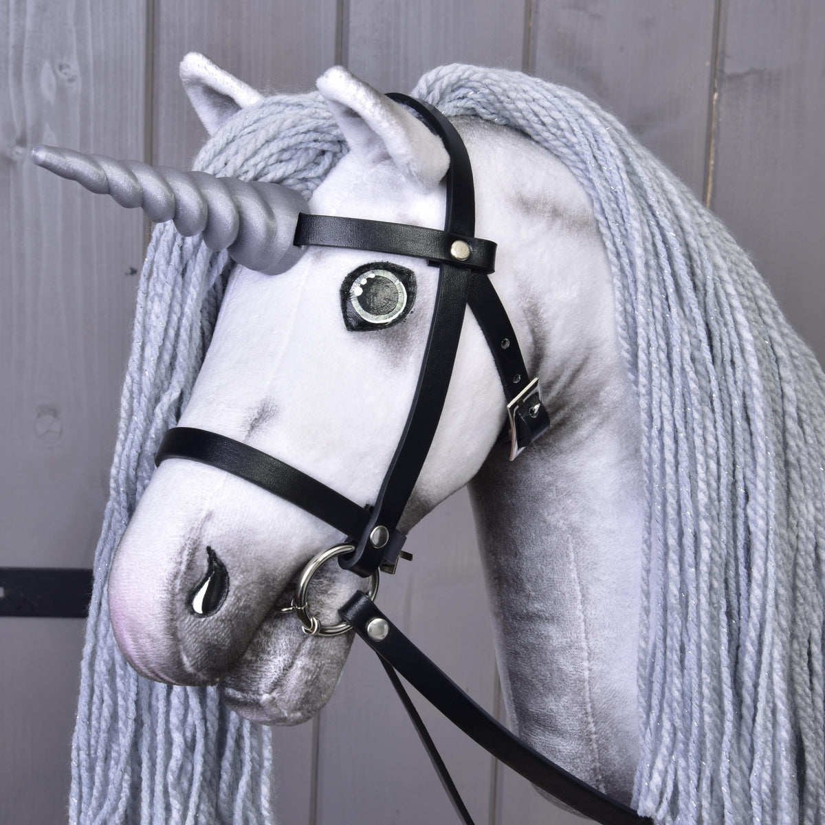 Hobby Horse samorog Silver z uzdo in oglavko LarDen, bel s srebrnim rogom in dolgo sivo grivo iz preje