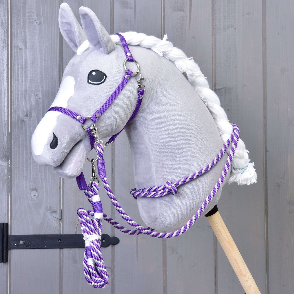 Siv plišast Hobby Horse konj z belo liso in spleteno grivo nosi vijolično oglavko in vrvične vajeti iz kompleta Start Purple