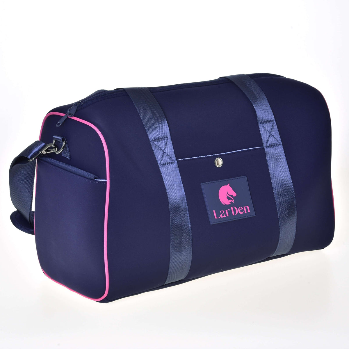 Hobby Horse športna torba LarDen Pink iz temno modrega neoprena z roza paspulom, roza logotipom na sprednjem našitku in naramnim trakom