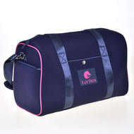 Hobby Horse športna torba LarDen Pink iz temno modrega neoprena z roza paspulom, roza logotipom na sprednjem našitku in naramnim trakom