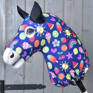 Hobby Horse zaščitna obleka Happiness znamke LarDen na plišasti glavi Hobby Horse konja: temno moder potisk s sonci, mavricami in sladoledi, črna ušesa