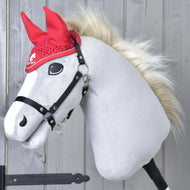 Siv Hobby Horse konj z blond grivo in črno oglavko nosi živo rdeče kvačkane naušnike Red Sport