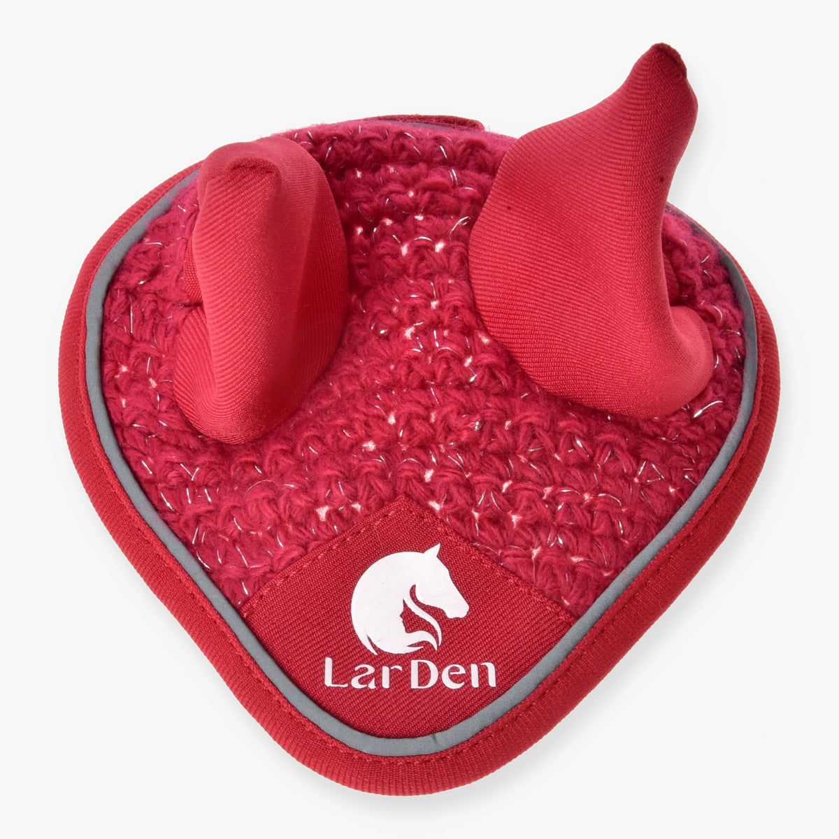 Kvačkani Hobby Horse naušniki Red Sport znamke LarDen iz rdečega kvačkanja s srebrnimi bleščicami, sivim paspulom in belim logotipom