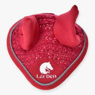 Kvačkani Hobby Horse naušniki Red Sport znamke LarDen iz rdečega kvačkanja s srebrnimi bleščicami, sivim paspulom in belim logotipom