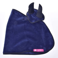 Zunanja stran temno modrega žametastega Hobby Horse pregrinjala z naušniki na vrhu in roza etiketo LarDen
