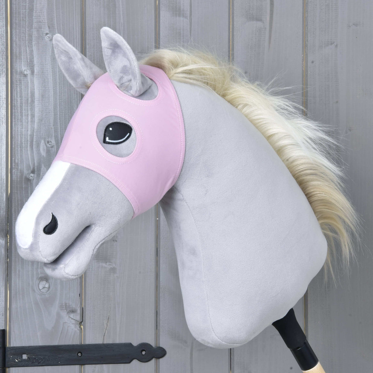 Maska brez ušes roza LarDen na sivem plišastem Hobby Horse konju, svetlo roza z odprtinami za oči in ušesa