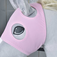 Bližnji posnetek roza maske brez ušes na sivem Hobby Horse konju: obšite okrogle odprtine obkrožajo oko in uho