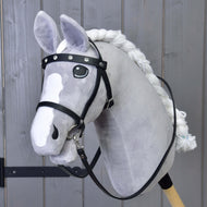 Kompletna črna uzda z okrasnimi kamenčki LarDen na sivem plišastem Hobby Horse konju, s čelnikom z okrasnimi kamenčki in črnimi vajetmi