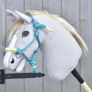 Svetlo siv Hobby Horse konj z blond grivo s turkizno vrvično oglavko z bledo rumenim nosnikom ob sivih vratih