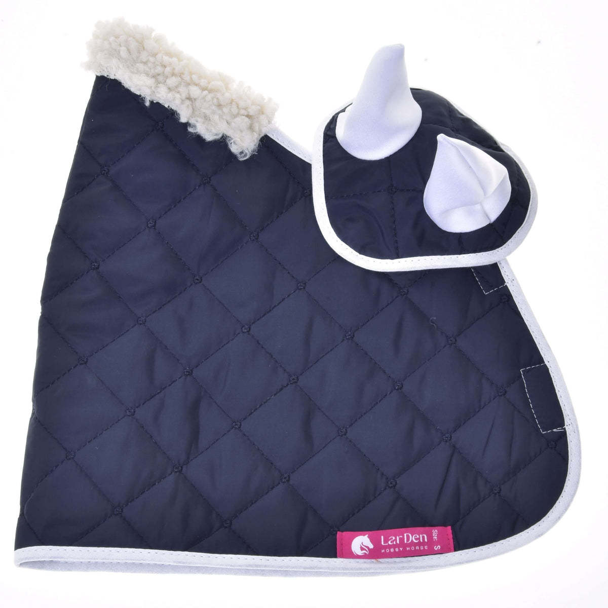 Hobby Horse komplet Thermo Blue, razprostrt: temno modro prešito pregrinjalo, naušniki z belimi ušesi in roza etiketa LarDen