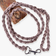 LarDen Hobby Horse povodec Knitted Almond: pleten povodec iz paracorda s srebrnim karabinom, prevešen čez leseno vejo