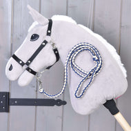 Pleten povodec v temno modri in kremni barvi, pripet na črno oglavko sivega Hobby Horse konja z belo grivo